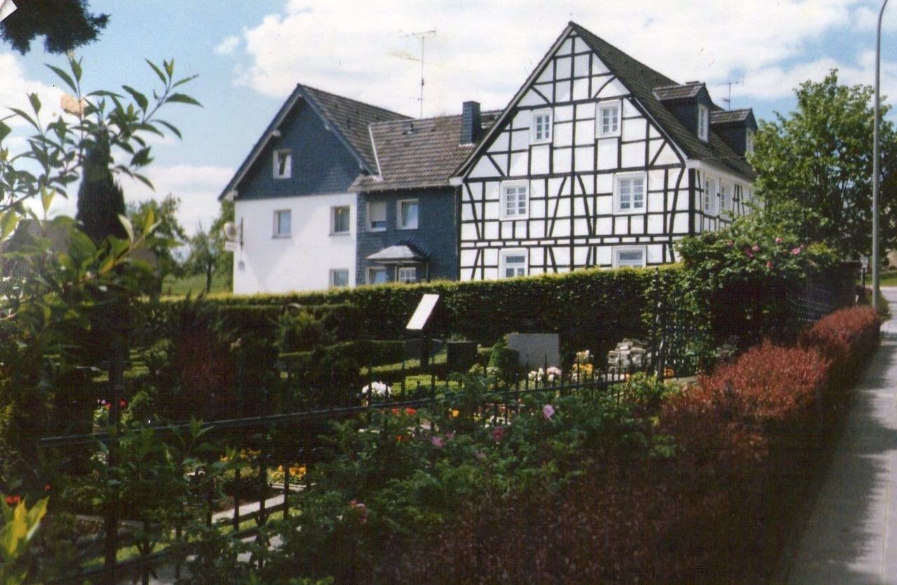 Monteurhotel Garni Alter Olper Hof Линдлар Экстерьер фото